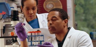 Using Bayesian Designs to Inform Dose Recommendations in Clinical Trials